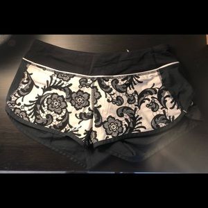 Lululemon Speed Short Sz 6